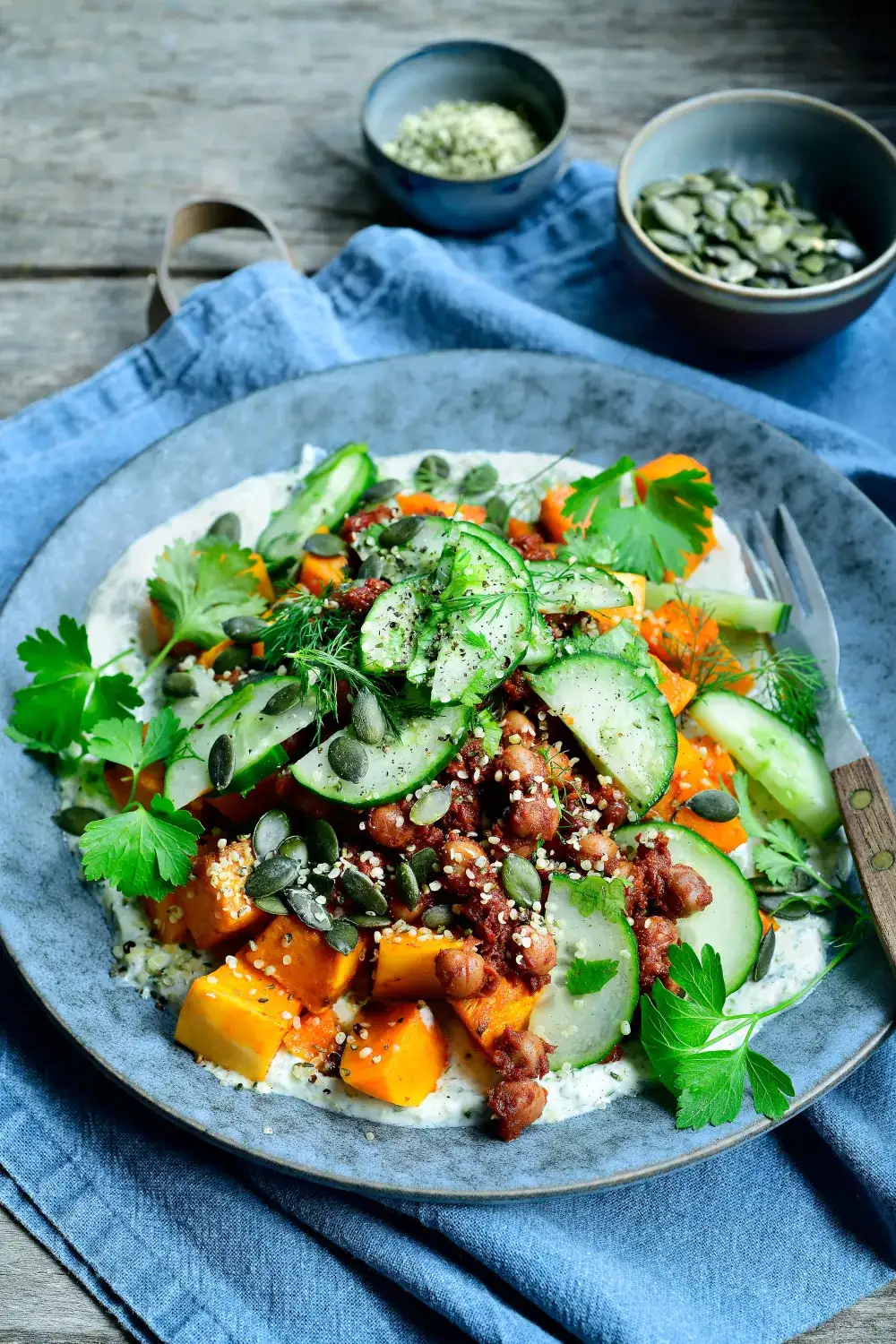 Guiso de garbanzos con ensalada de calabaza y pepino