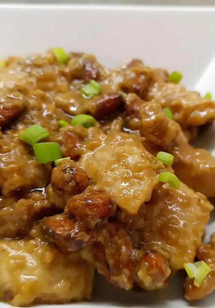 Pork stew with almonds and soy sauce
