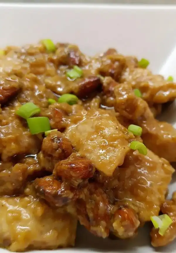 Pork stew with almonds and soy sauce