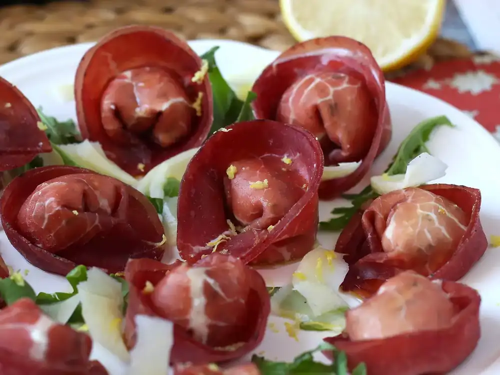 Cold bresaola tortelloni with ricotta and arugula: elegant, light and ready in 10 minutes