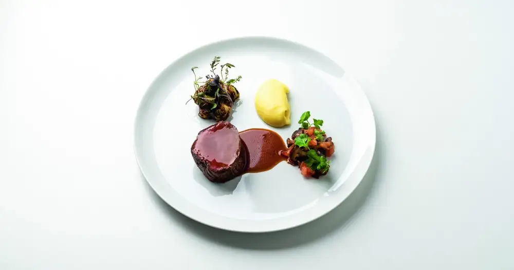 Solomillo de ternera y coles de Bruselas aliñados con miso de limón