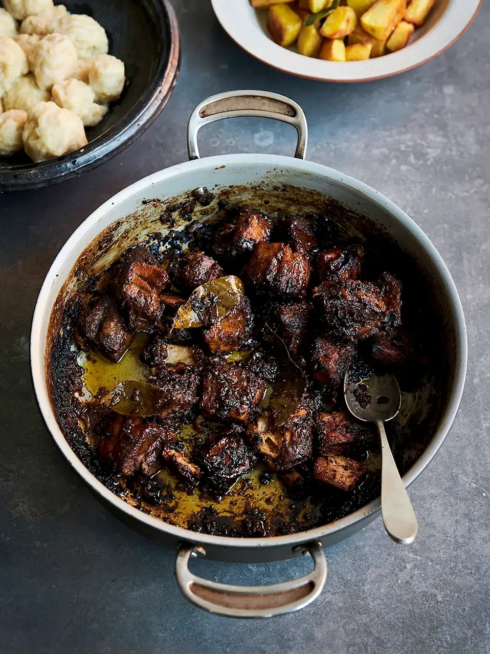 Costillas británicas a la barbacoa con ensalada de patatas