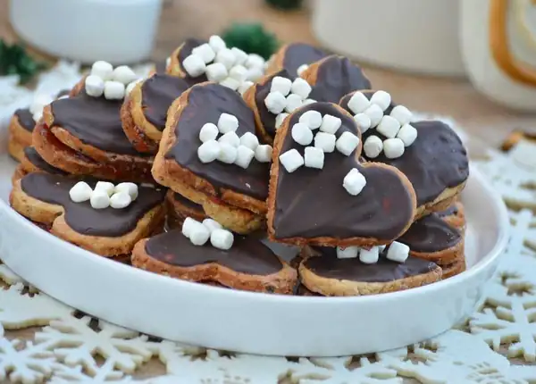 Heart-shaped Walnut & Cinnamon Cookies