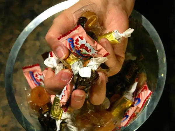 El Club de los Sin Libros: El querido plato de caramelos. ¿Tienes buenos recuerdos?