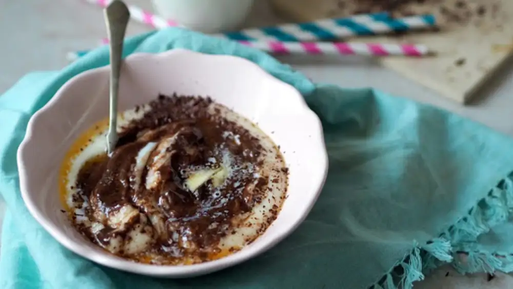 Semolina porridge with chocolate and caramelized apples