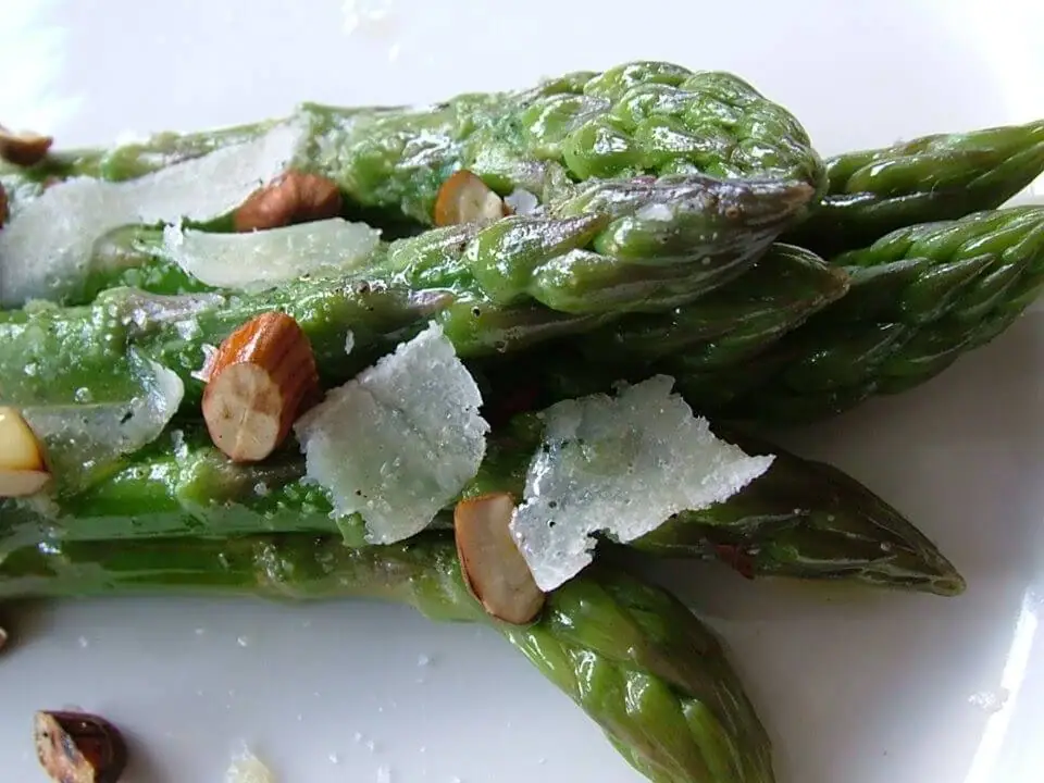 Espárragos a la parrilla con almendras tostadas y parmesano