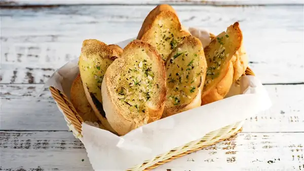 The Best Meals To Pair With Garlic Bread (Besides Spaghetti)