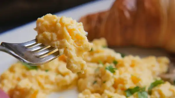 Convierte los huevos revueltos en una comida más sustanciosa con un ingrediente carnoso y nutritivo