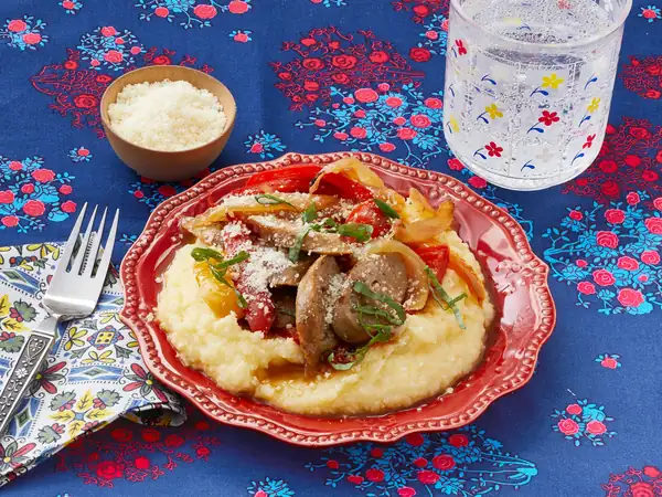 Las salchichas con pimientos de Ree Drummond son perfectas sobre polenta cremosa
