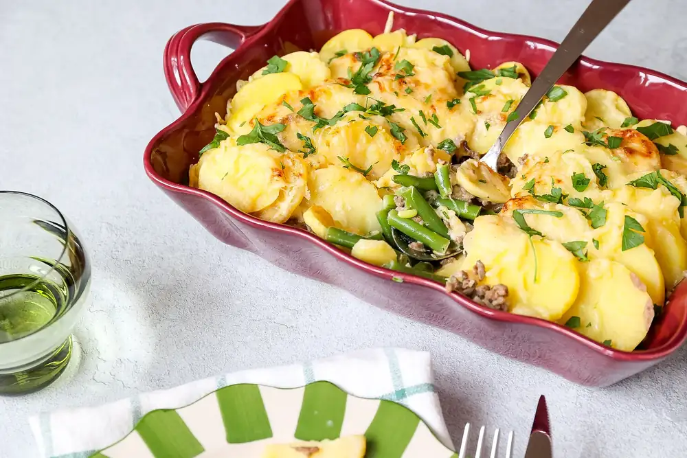 Oven dish with minced meat and green beans