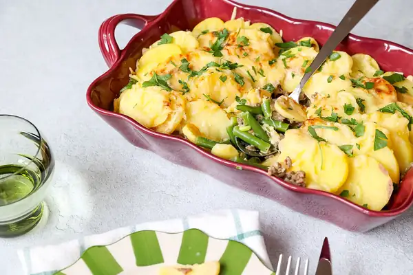 Oven dish with minced meat and green beans
