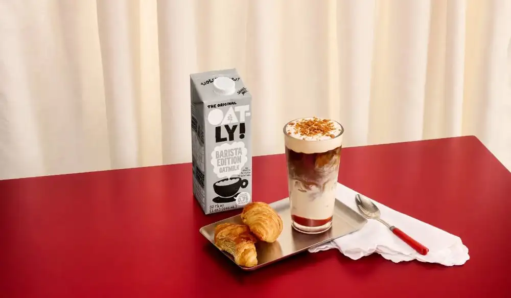TOUS les JOURS Partners with Oatly to Launch Gochujang Caramel Latte