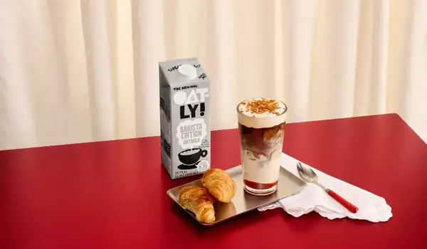 TOUS les JOURS Partners with Oatly to Launch Gochujang Caramel Latte