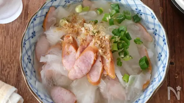 [Un sabor reconfortante y suave] Rábano daikon y salchichas guisados