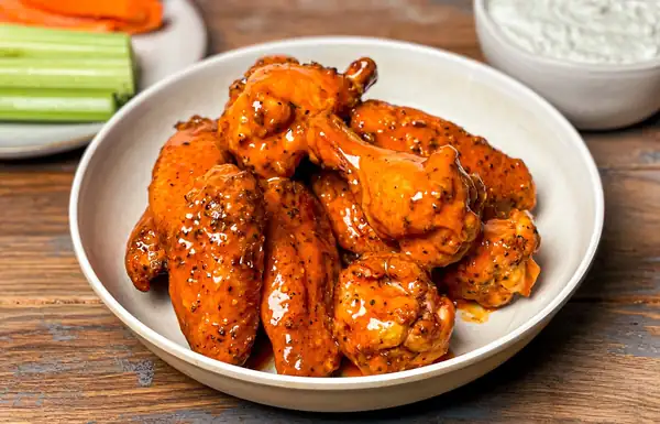 Las mejores alitas de pollo ahumadas estilo Buffalo con piel crujiente