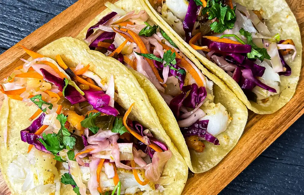 Tacos de pescado blanco con ensalada de piña y jalapeño
