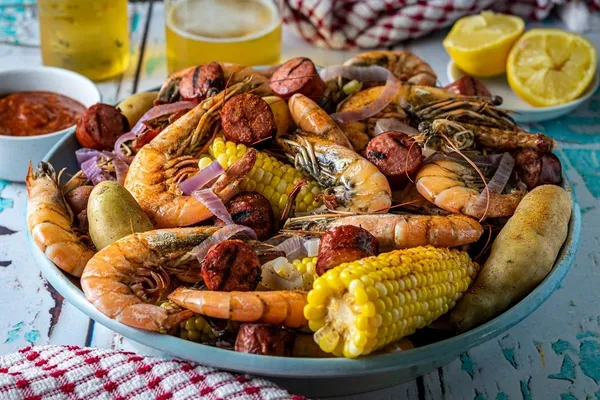 La técnica de cocción escalonada del hervido de mariscos del sur de Estados Unidos