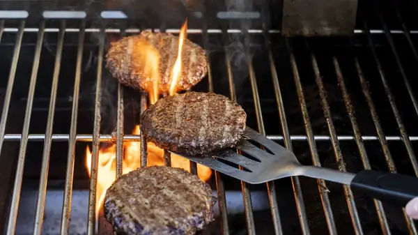Why Grilled Burgers Should Have A Higher Fat Content Than Pan-Fried Patties