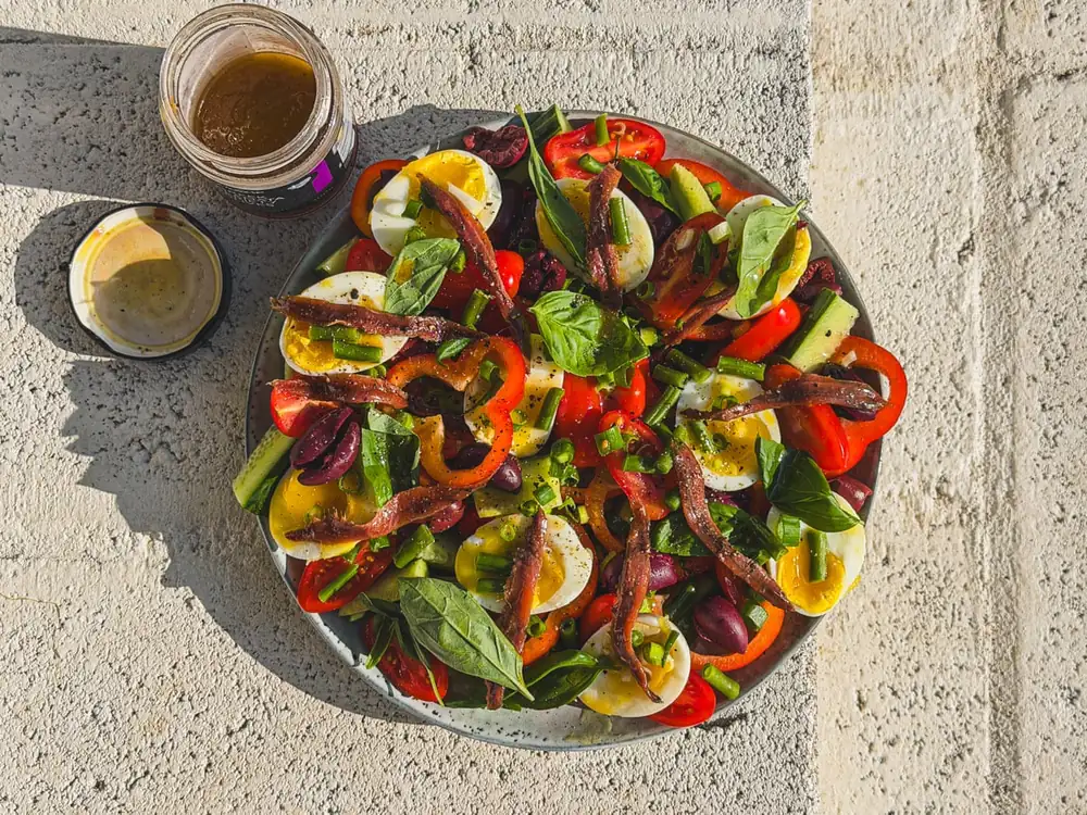 Cómo convertir el exceso de salmuera de aceitunas en un aderezo para ensaladas delicioso