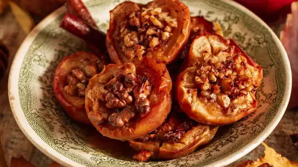 No es helado de vainilla: las manzanas asadas son increíbles cuando se combinan con esta rica y cremosa cobertura