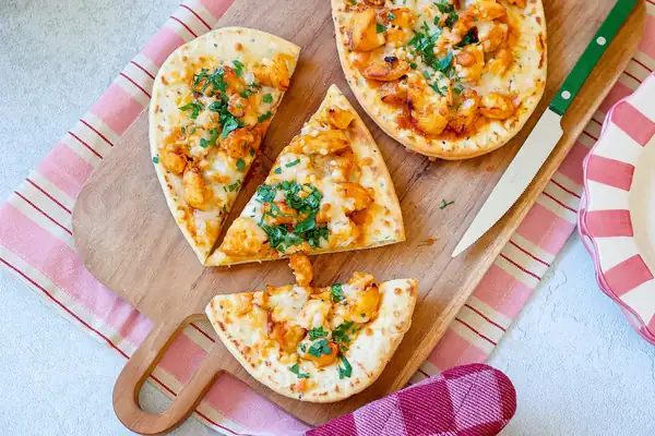 Naan with sriracha honey chicken