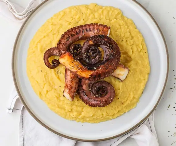 Habas griegas (de Santorini) con pulpo
