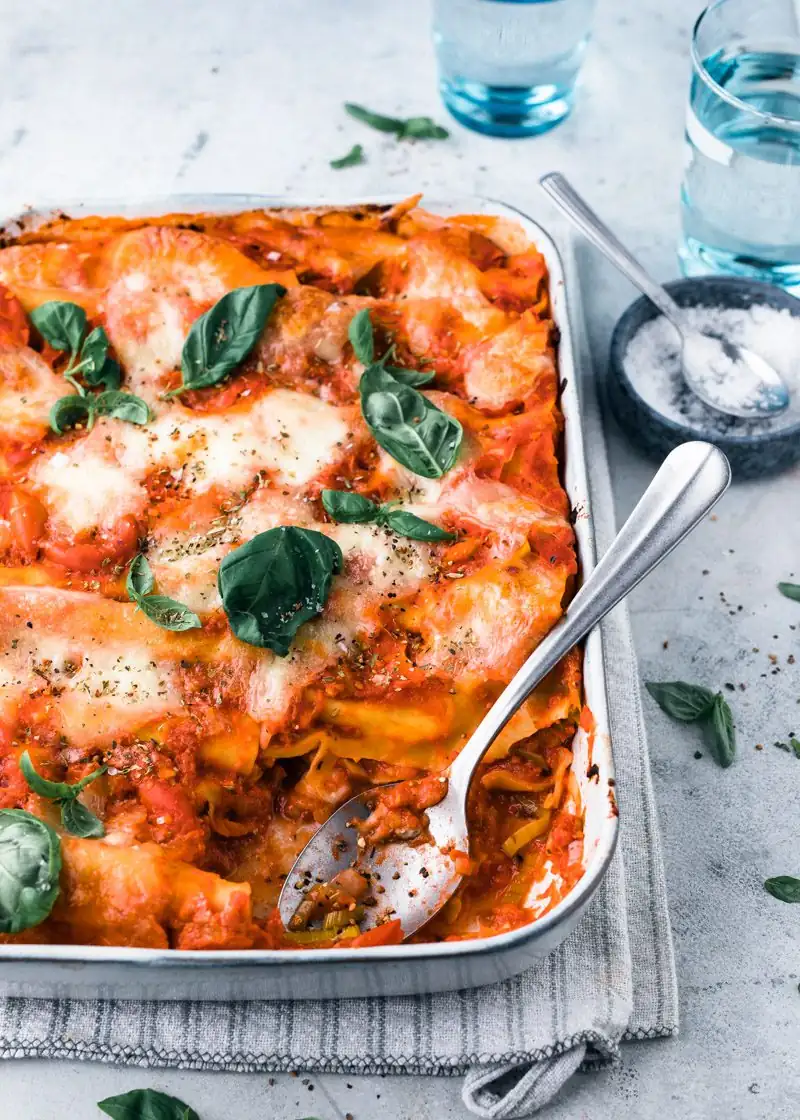 Cannelloni with tomato sauce