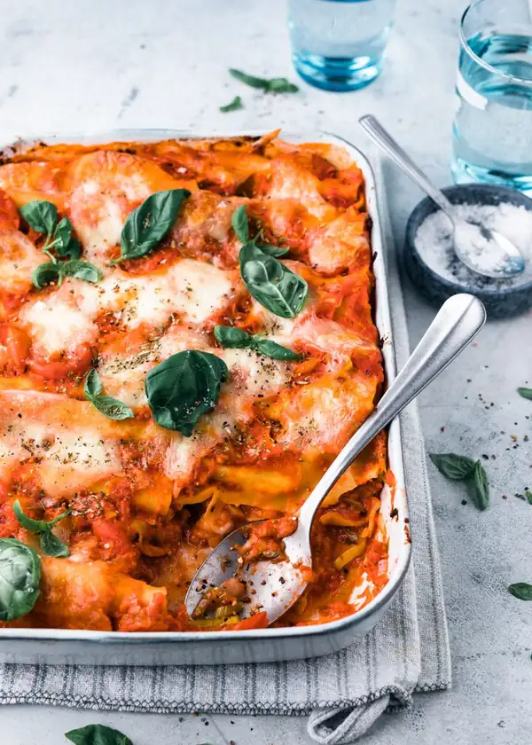 Cannelloni with tomato sauce