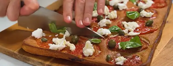 Tomato schiacciata, the easy recipe for those who have never made pizza