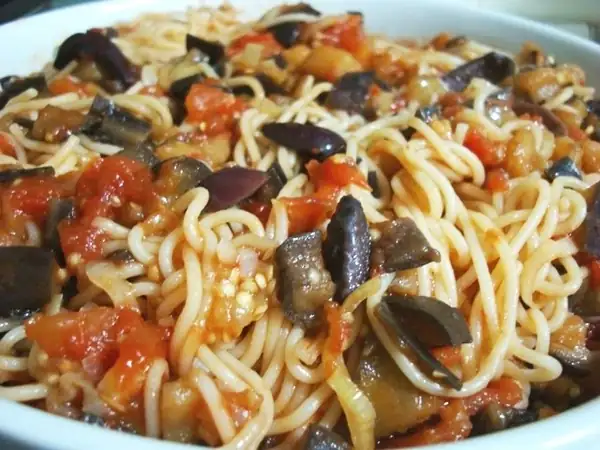 Spaghetti with eggplant sauce and meat