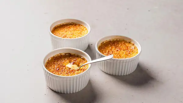 Crème brûlée becomes child's play with this recipe: creamy, sweet, with a perfect crunch!