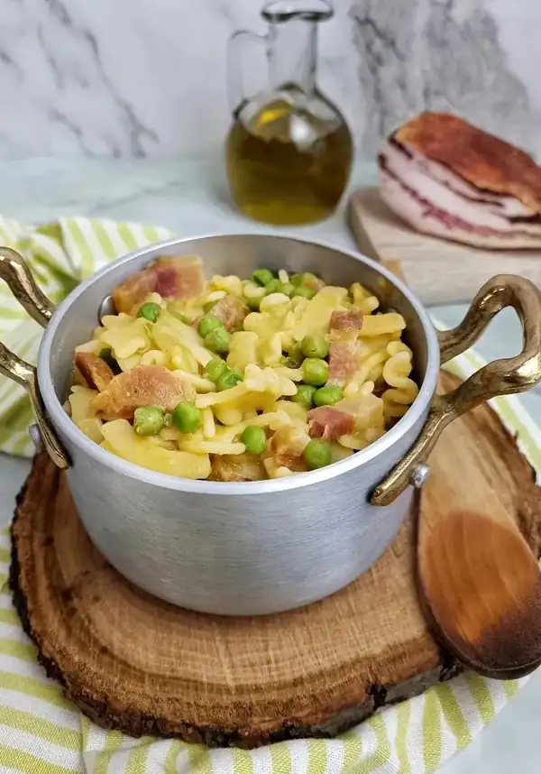 PASTA WITH BACON AND PEAS