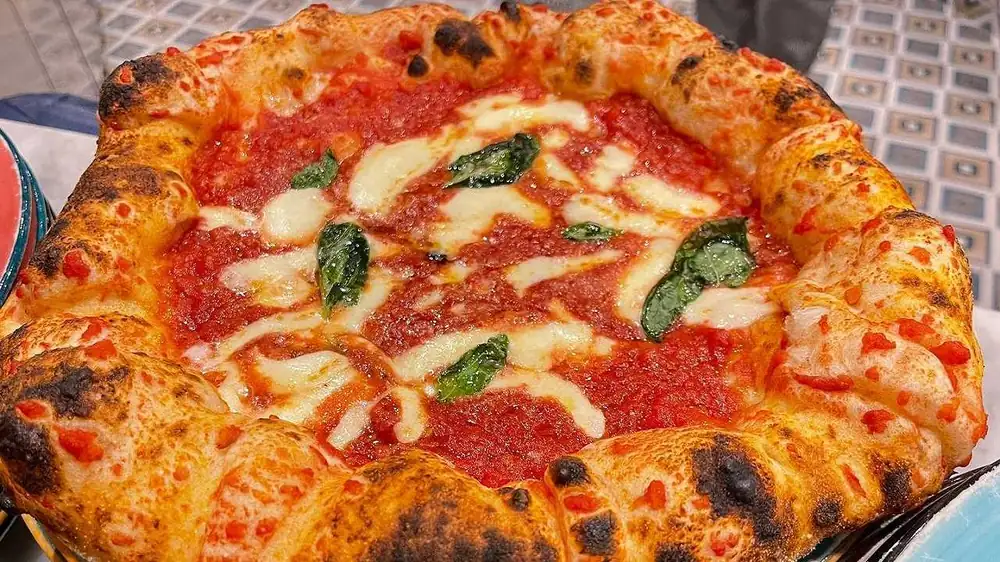 Assaje in Turin, review: the chain pizzeria full of abundance (in every sense)