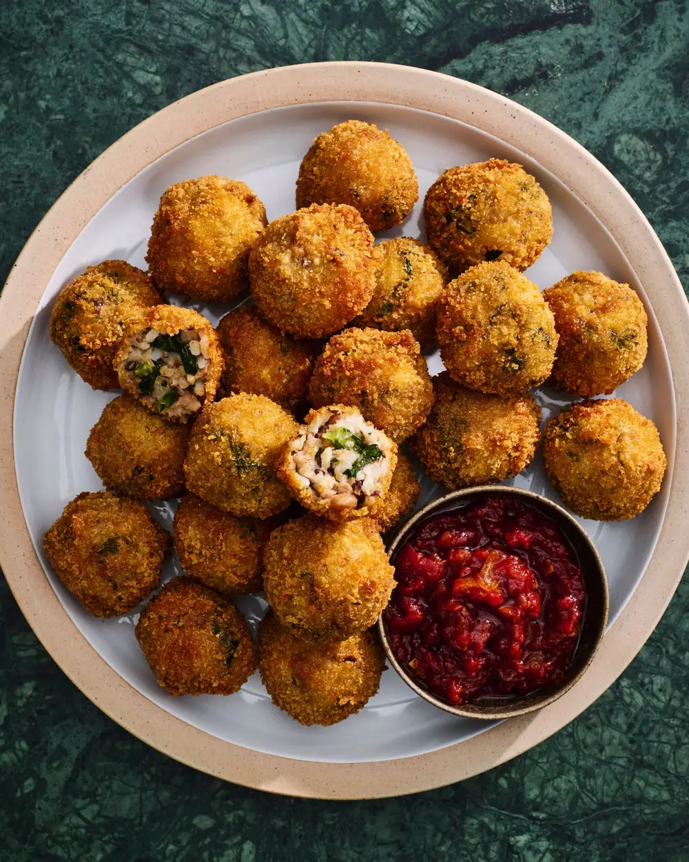Receta de buñuelos de guisantes rojos y col rizada con mermelada de tomate ahumada