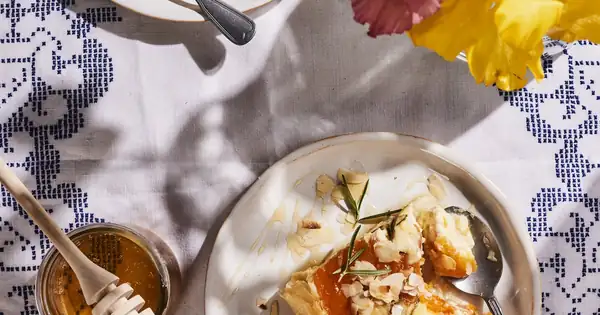 Crispy apricot yogurt pie