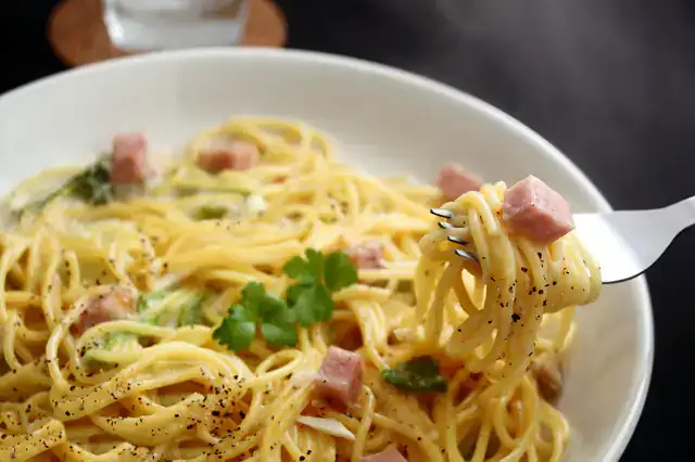 Tagliatelle with Roquefort cheese and ham: the best recipe