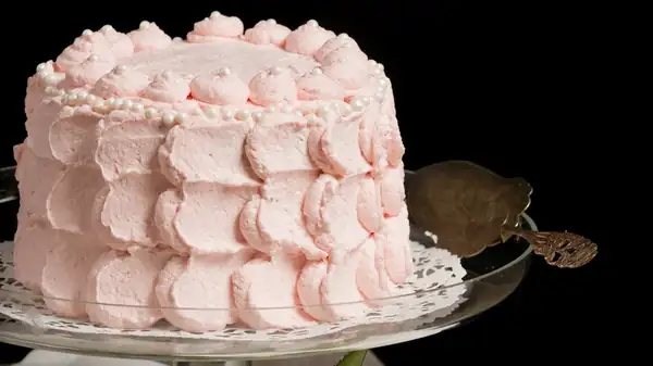 Scallop Your Cake For A Professional Look Without Any Special Tools