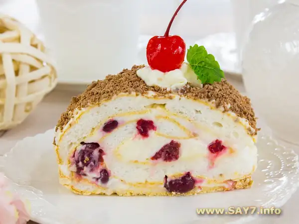 Meringue roll with cherries