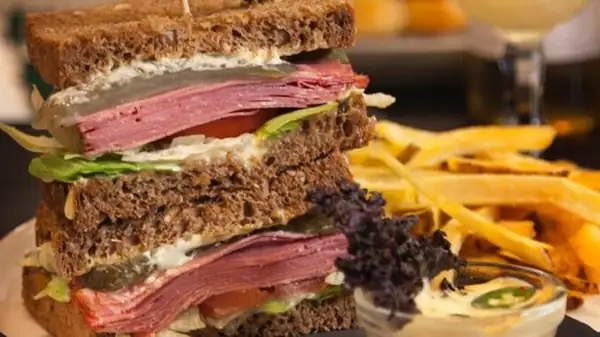 Goody 1976 en Roma: la histórica tienda de discos se convierte en un restaurante que ofrece croissants, bagels y pastrami