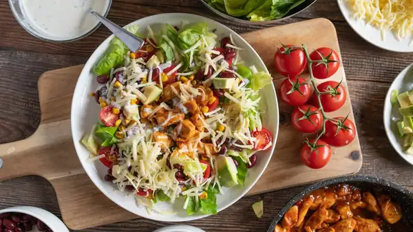 Cómo preparar un aderezo sabroso para ensalada de tacos con solo 2 ingredientes