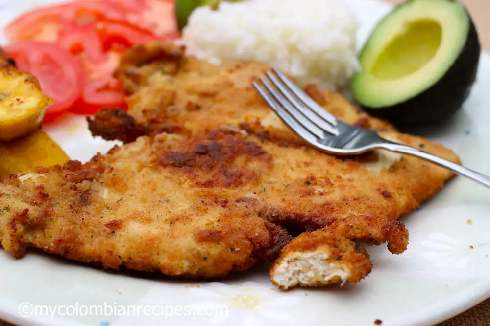 Chuleta de Pollo (Pechuga de Pollo Empanizada al Estilo Colombiano)