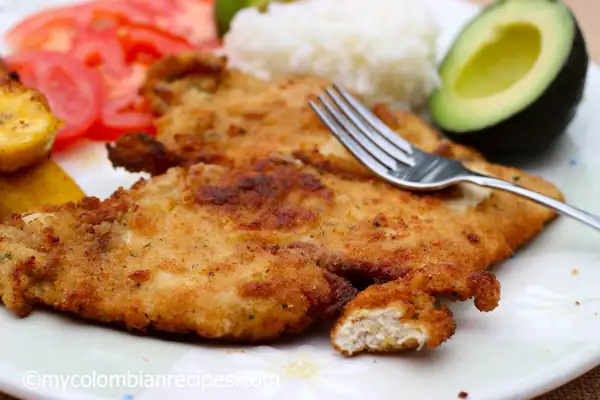 Chuleta de Pollo (Pechuga de Pollo Empanizada al Estilo Colombiano)