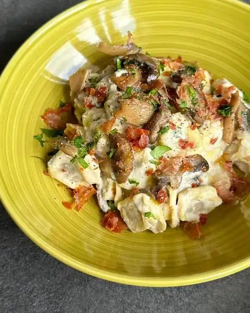 TORTELLINI CON CREMA DE PARMESANO, CHAMPIÑONES Y JAMÓN CRUDO