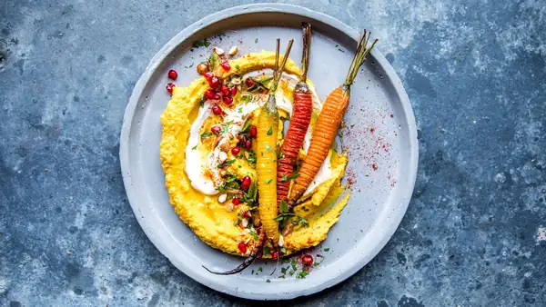 Zanahoria Hasselback con hummus de zanahoria