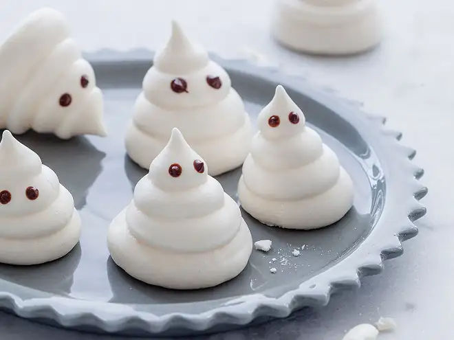 Halloween ghost meringues: light and airy for an afternoon snack