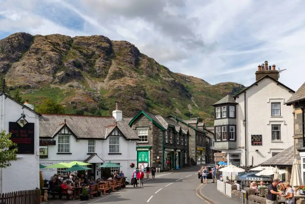 “Una alternativa tranquila a Ambleside en otoño”: El encantador pueblo del Distrito de los Lagos con vistas a lagos glaciares, acogedores pubs históricos y mercados tradicionales, pero sin las multitudes