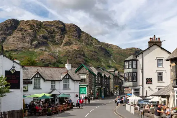 “Una alternativa tranquila a Ambleside en otoño”: El encantador pueblo del Distrito de los Lagos con vistas a lagos glaciares, acogedores pubs históricos y mercados tradicionales, pero sin las multitudes