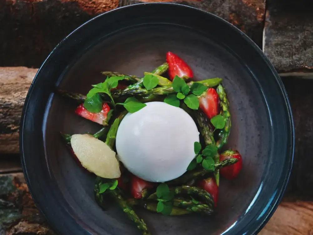 Receta de burrata sobre ensalada de fresas y espárragos