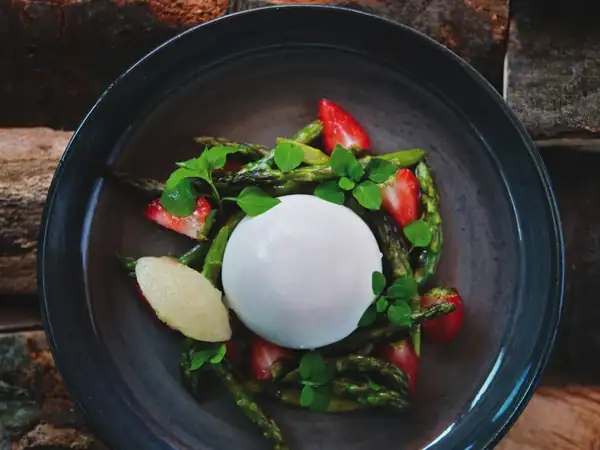 Receta de burrata sobre ensalada de fresas y espárragos