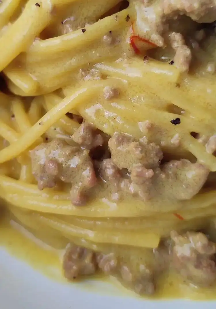 ESPAGUETIS CON AZAFRÁN Y SALCHICHA